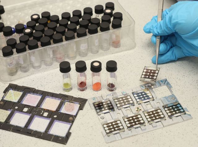 Neue Materialien für hocheffiziente Solarzellen Mit Hilfe künstlicher Intelligenz konnten Forschende neue Materialien für hocheffiziente Solarzellen identifizieren.