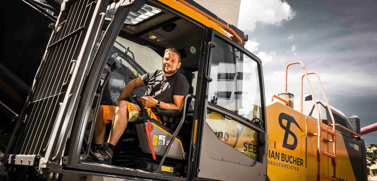 Für Marcus Kauz, Polier bei SBucher Abbruch & Recycling GmbH und Fahrer des 750er, ist er der coolste Bagger im Fuhrpark.