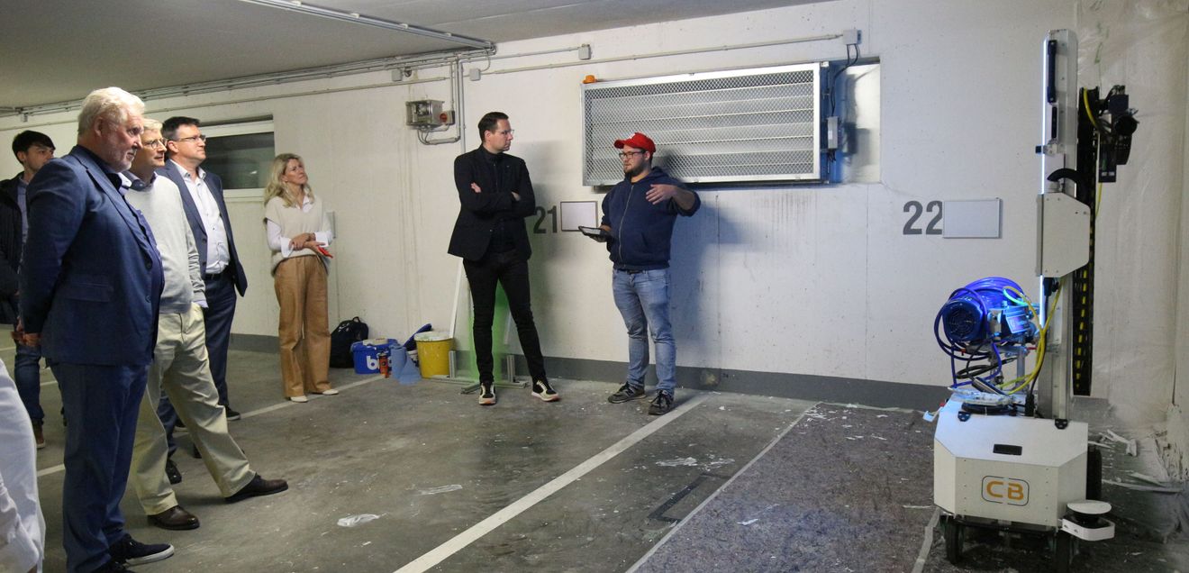 Mit dem MalerRoboter können Oberflächenbeschichtungen von Innenräumen mit der Airless-Farbspritztechnik automatisiert durchgeführt werden. Mit dem MalerRoboter können Oberflächenbeschichtungen von Innenräumen mit der Airless-Farbspritztechnik automatisiert durchgeführt werden.