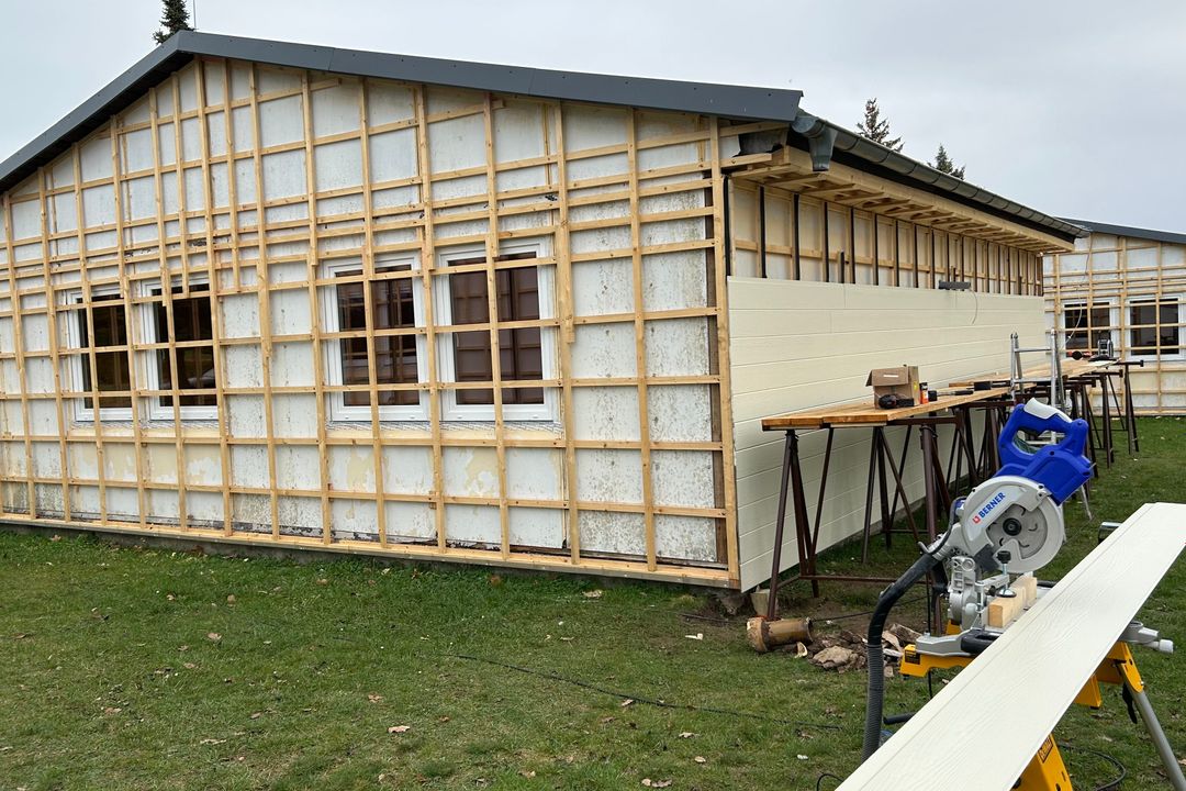 Hardie VL Plank Fassadenpaneele Ferienpark Feuerkuppe