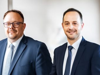 Dirk Knorr (links) wird COO der Würth Elektronik eiSos Gruppe, dessen bisherigen Posten als Geschäftsführer von Würth Elektronik eiSos Sebastian Valet übernimmt. Dirk Knorr (links) wird COO der Würth Elektronik eiSos Gruppe, dessen bisherigen Posten als Geschäftsführer von Würth Elektronik eiSos Sebastian Valet übernimmt.