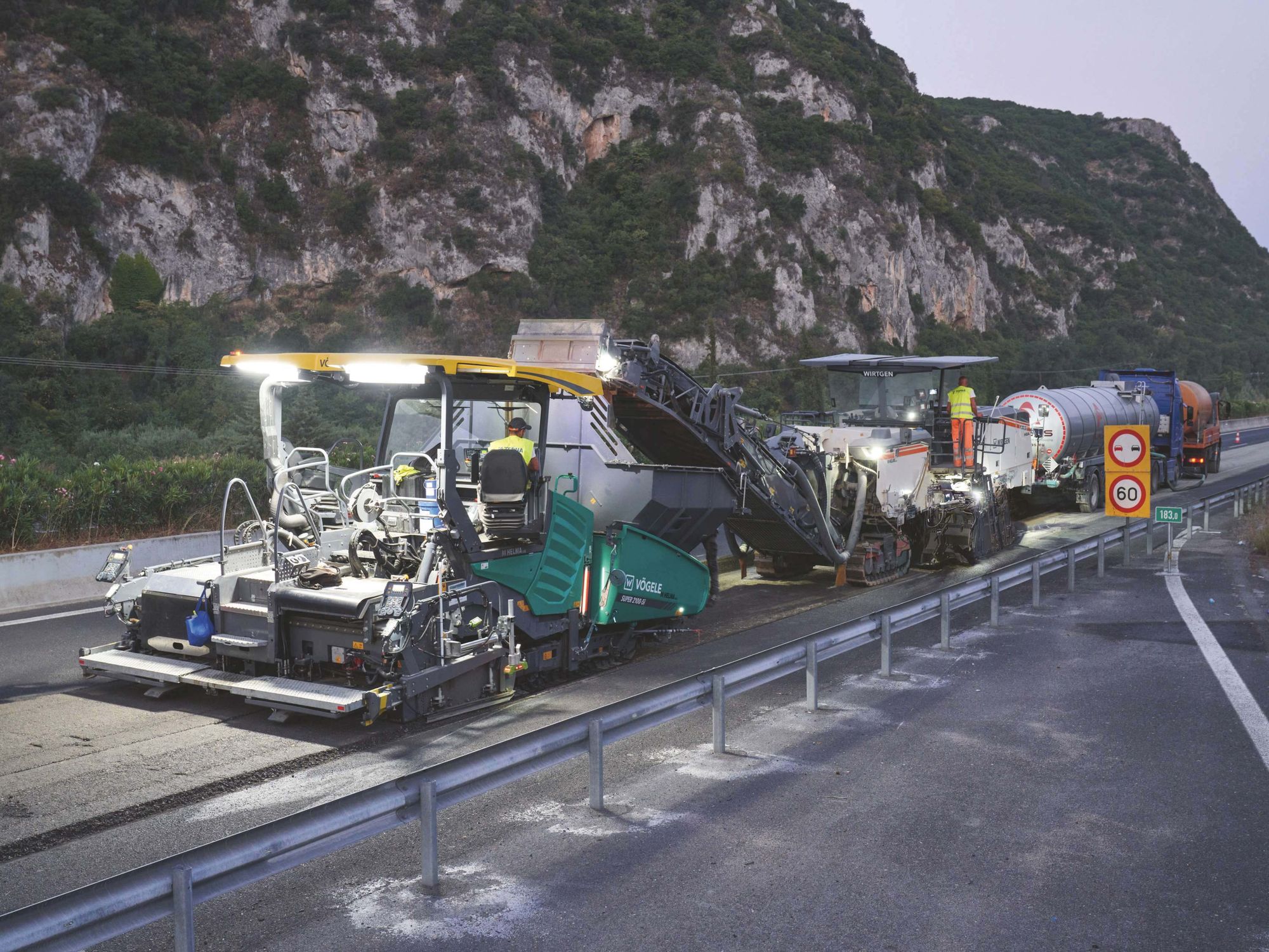 Das Material wurde in einem Arbeitsgang vom W 380 CRi ausgefräst, aufbereitet, an den Vögele Fertiger übergeben und direkt vor Ort (in-situ) profi- und lagegerecht eingebaut.