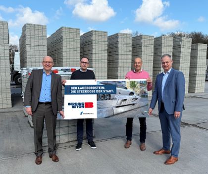 Gruppenbild anlässlich des Kooperationsvertrages zwischen Berding Beton und Rheinmetall (v.l.: Gunther Riedel, Rheinmetall; Oliver Gomolka und Gert Waltermann, Berding Beton; Thomas Zimmermann, Rheinmetall)