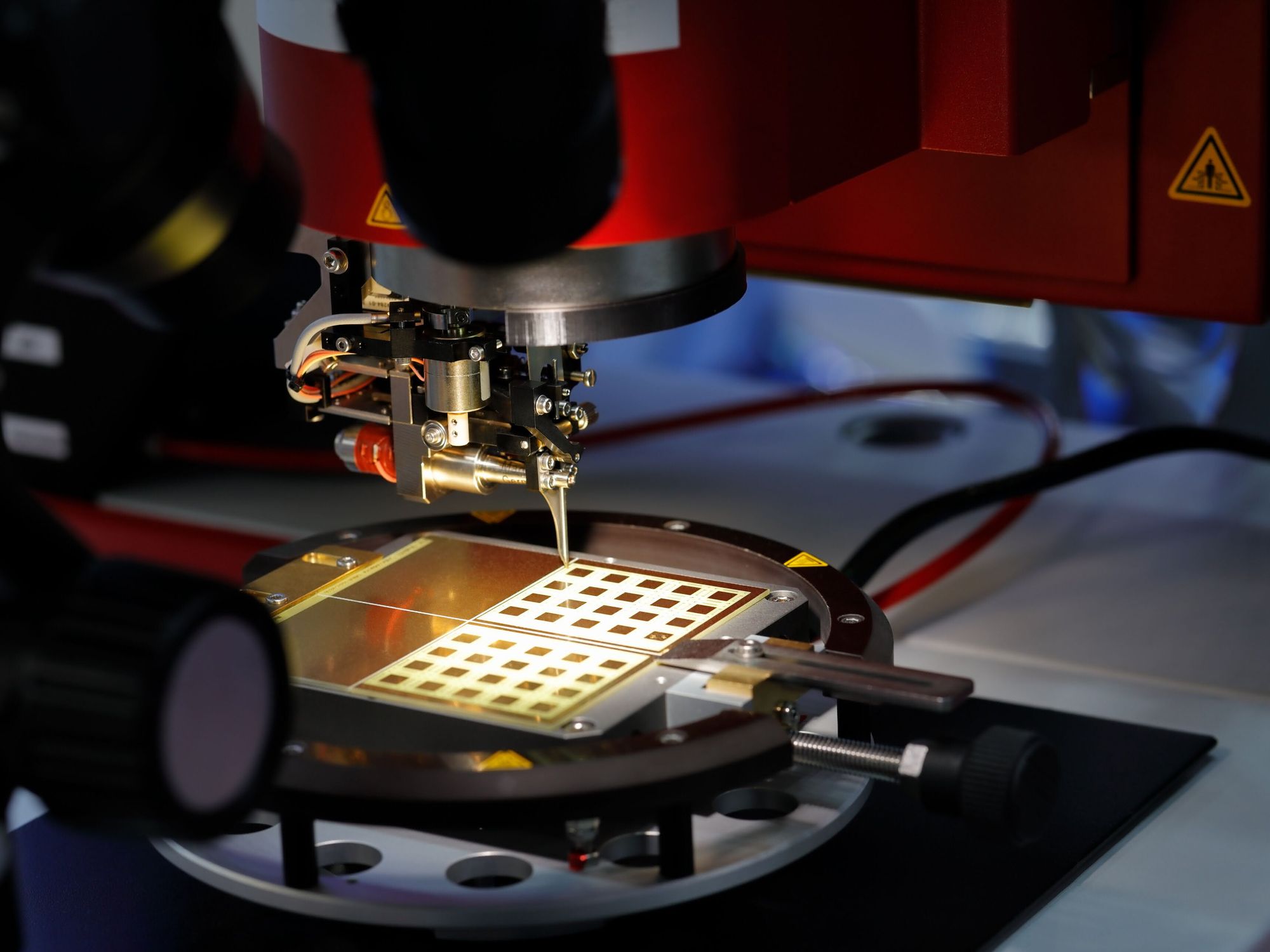 Halbleiterfertigung: Servotechnik mit integrierter Intelligenz Halbleiterfertigung: Servotechnik mit integrierter Intelligenz