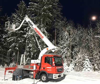Die kalte Jahreszeit stellt besondere Anforderungen an Arbeitsbühnen und ihre Bediener – gerade auf Baustellen, wo Sicherheit, Effizienz und Termintreue höchste Priorität haben. Arbeitsbühnen auf Winterbaustellen: Sicher arbeiten bei Kälte, Schnee und Dunkelheit