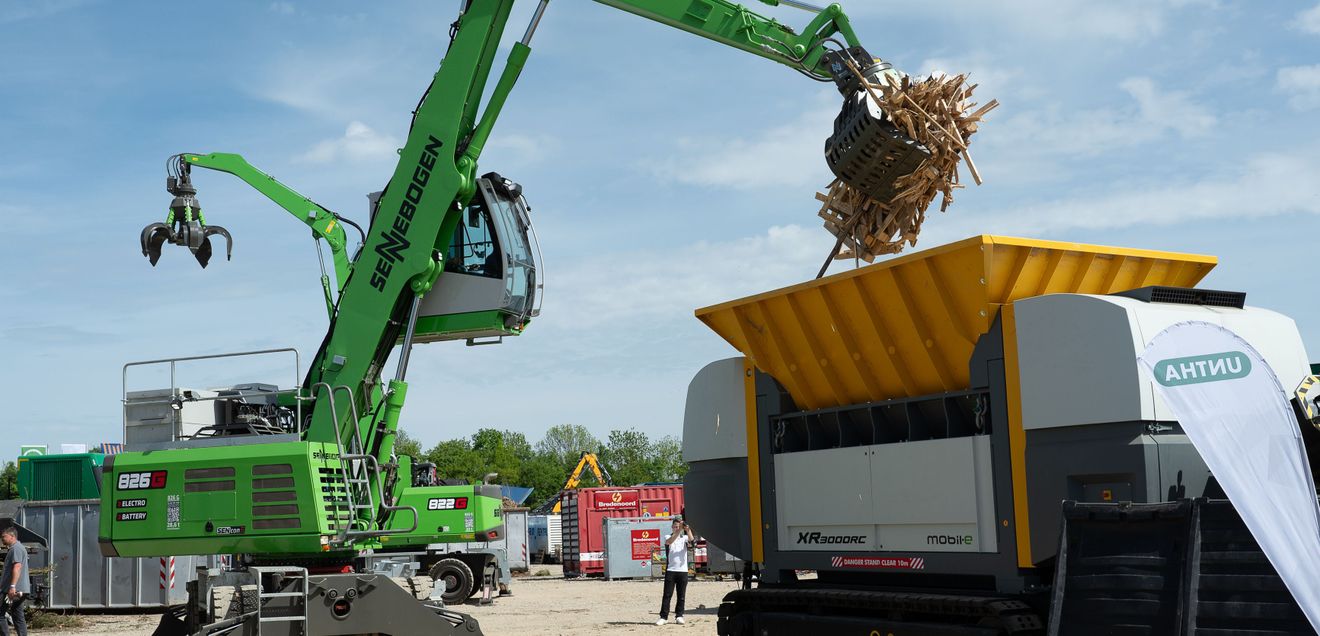 Auf dem VDMA-Freigelände demonstrierte Sennebogen gemeinsam mit UNTHA eine teilautonome Schredderbeschickung mit dem neuen 826 G Electro Battery und zeigte praxisnah die intelligente Vernetzung moderner Recyclingprozesse. Auf dem VDMA-Freigelände demonstrierte Sennebogen gemeinsam mit UNTHA eine teilautonome Schredderbeschickung mit dem neuen 826 G Electro Battery und zeigte praxisnah die intelligente Vernetzung moderner Recyclingprozesse.