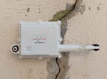 Gebäude bewegen sich, Saugnac Messgeräte überwacht: Das R1 Rissmessgerät – ein vernetzter Rissmonitor, der das Unsichtbare sichtbar macht.