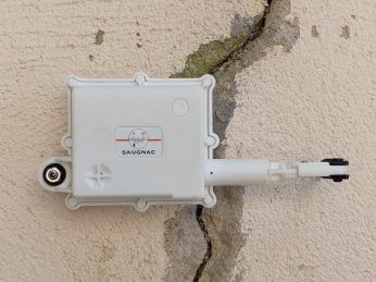 Saugnac Messgeräte, seit über 30 Jahren Experte für Rissüberwachung, präsentiert das R1 Rissmessgerät – einen innovativen, vernetzten Rissmonitor, der die Fernüberwachung von Rissen vereinfacht und optimiert. Gebäude bewegen sich, Saugnac Messgeräte überwacht: Das R1 Rissmessgerät – ein vernetzter Rissmonitor, der das Unsichtbare sichtbar macht.