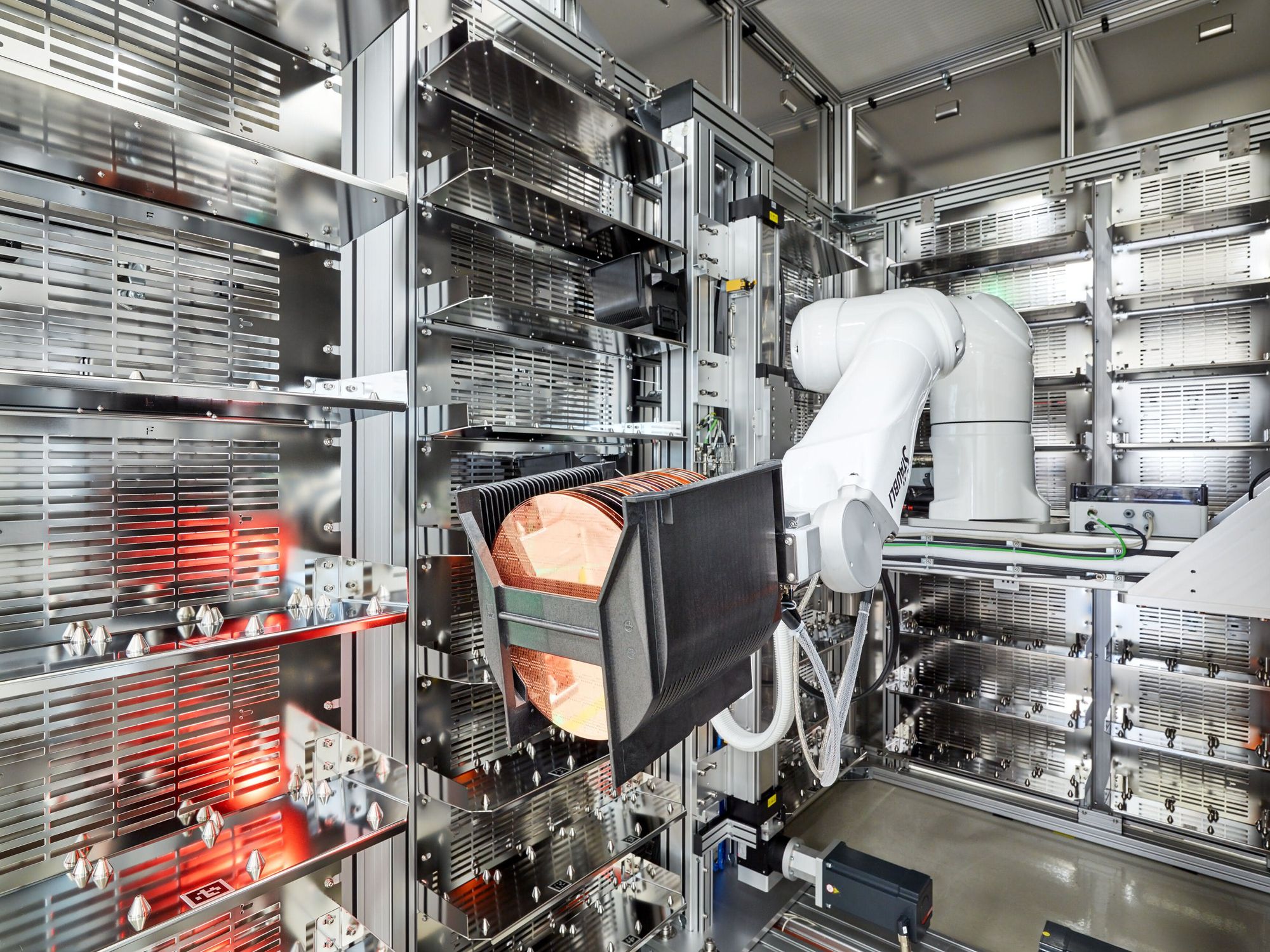 Robotik und IIoT: Effizientes Roboter-Monitoring Roboter in einer Halbleiterfabrik
