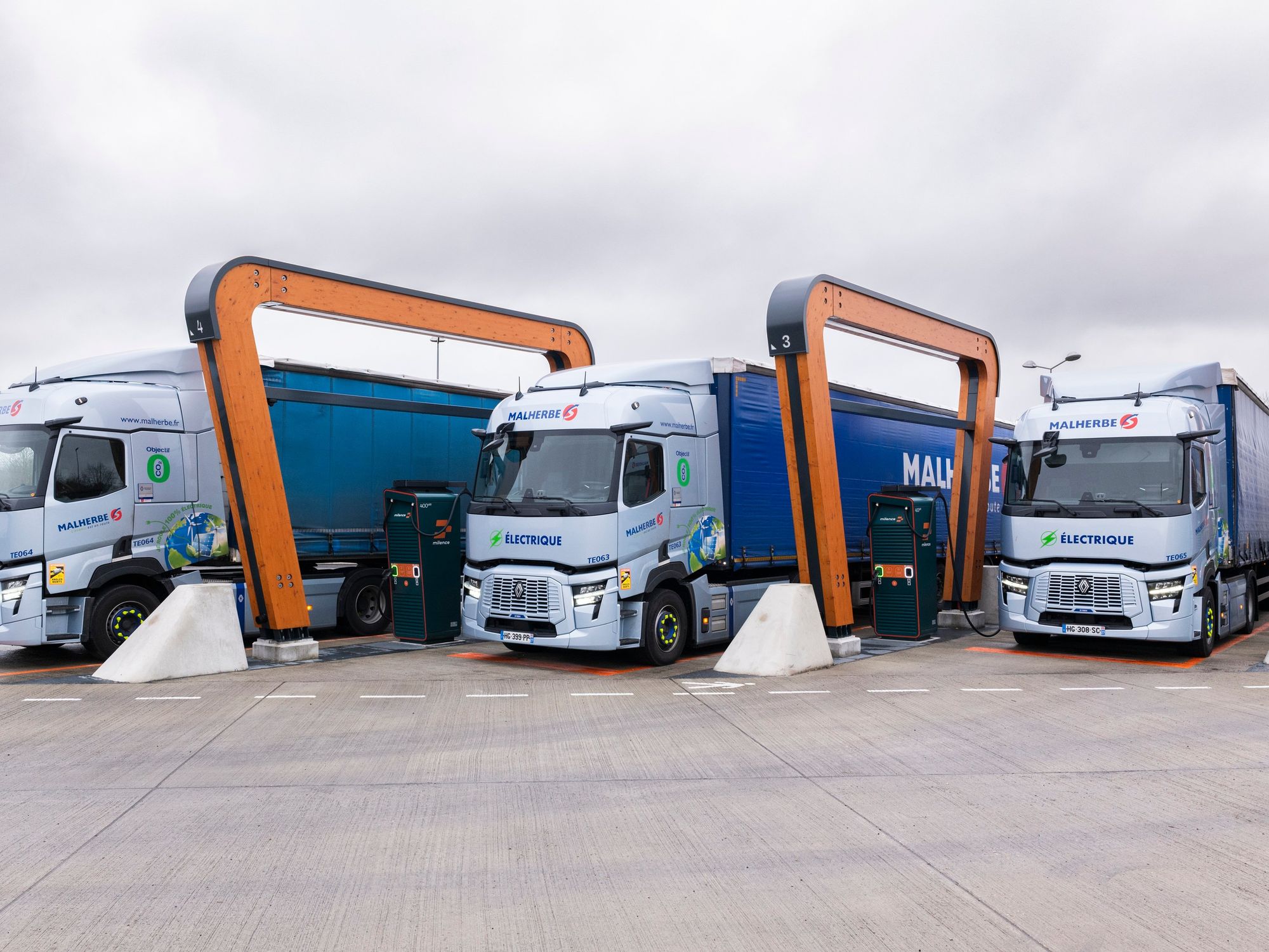 Renault Trucks elektrifiziert seinen internen Logistikkorridor vollständig Renault Trucks elektrifiziert seinen internen Logistikkorridor vollständig