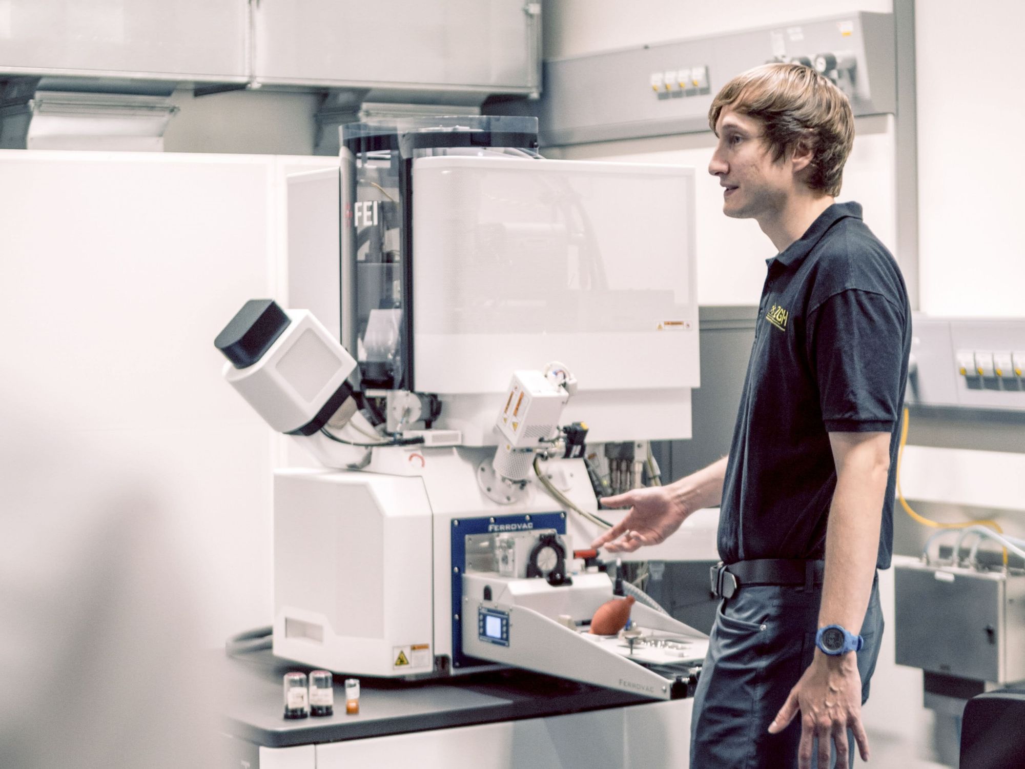 Wissenschaftler Rico Zehl Wissenschaftler Rico Zehl an der fokussierten Ionenstrahlanlage