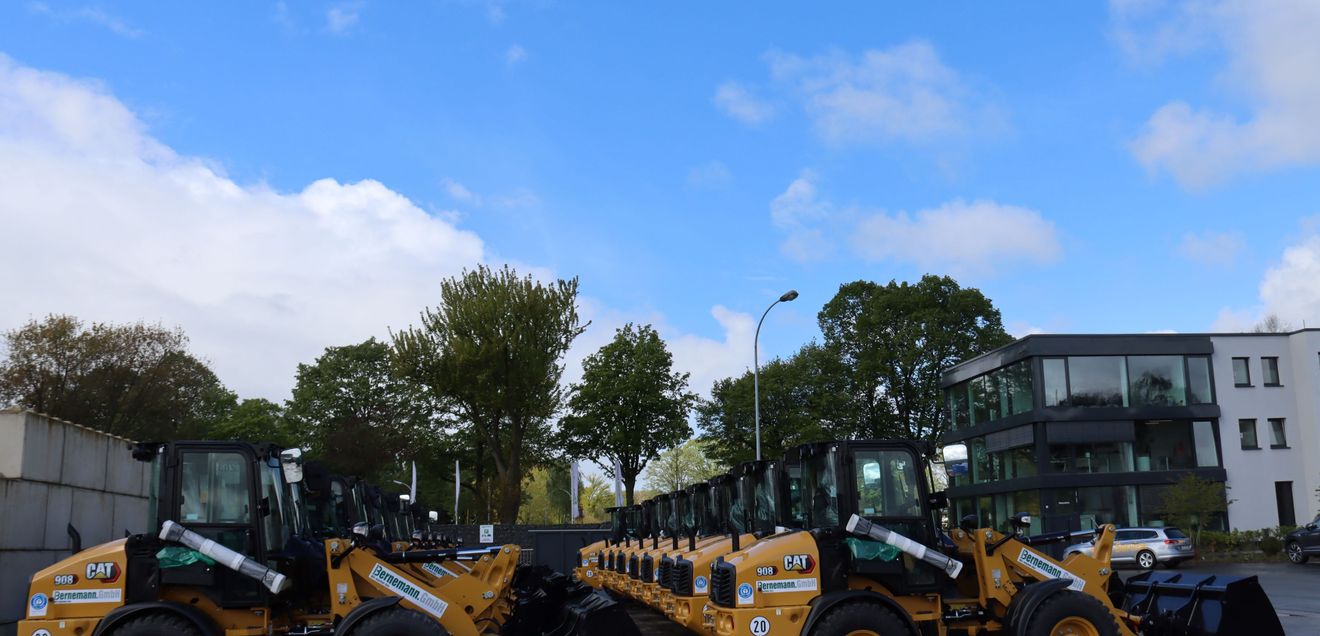 Familienunternehmen Bernemann erneuert Fuhrpark mit Flotte von 30 Cat Radladern 908 Einheitliche Flagge bei Kompakten