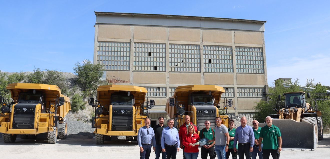 Gemeinsam nimmt Beate Wieden (Fünfte von links) mit ihrem Team und Vertretern von Resch-Ka-Tec und der Zeppelin Niederlassung Magdeburg die neue Großgeräteflotte in Be-trieb.