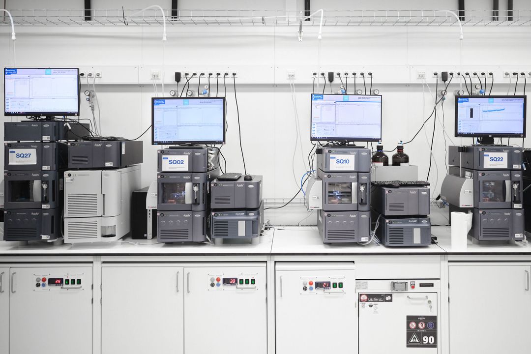 Mit dem Lab2Lab-System werden die Proben automatisch zu den LC-MS-Geräten gebracht