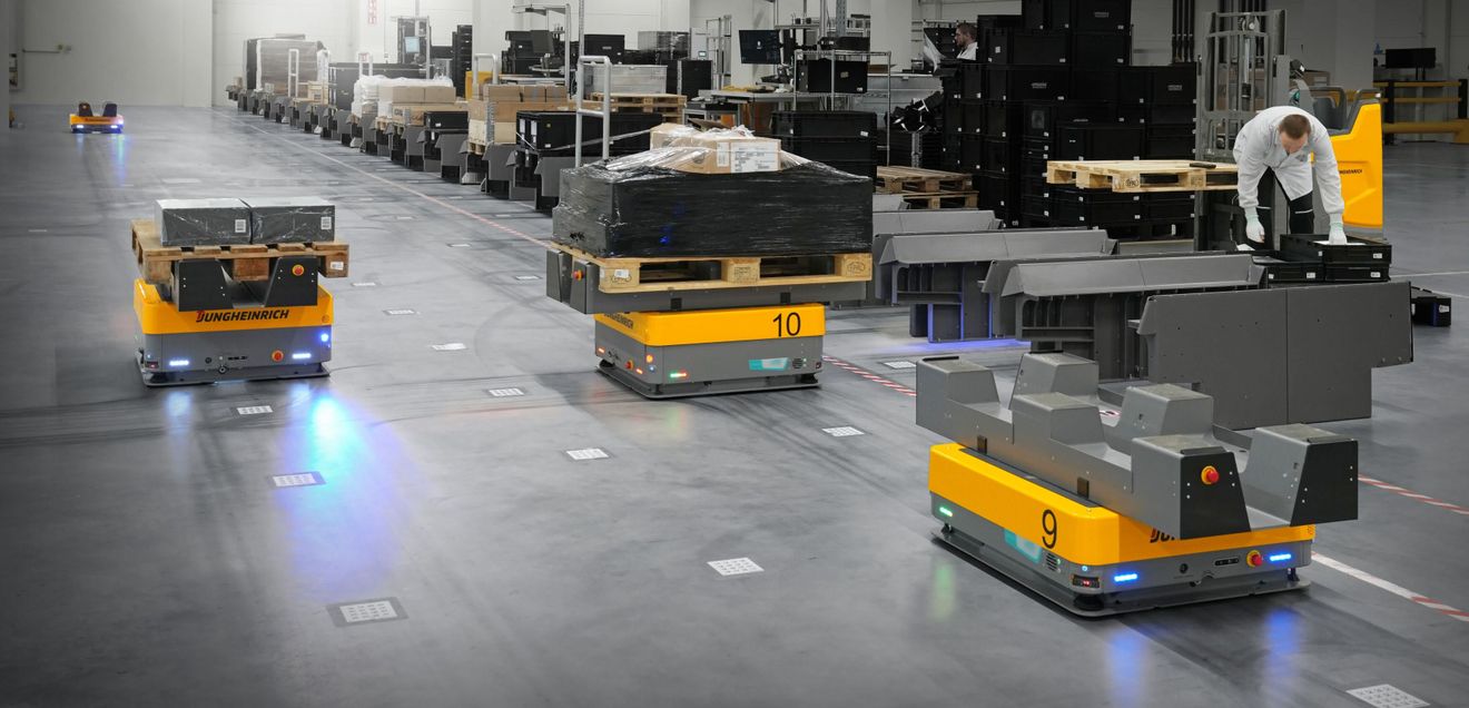 Prodrive Technologies relies on Jungheinrich: AMR and narrow-aisle forklift in combination