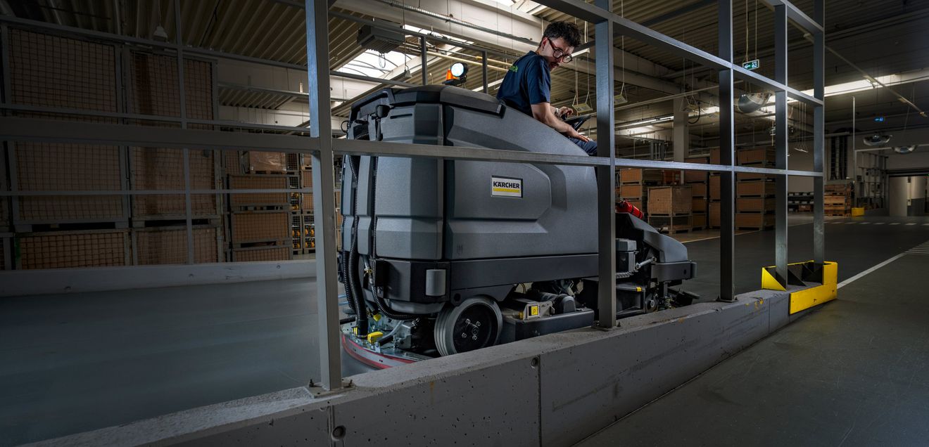 Kärcher launcht neue Scheuersaugmaschine: Kehren und Scheuersaugen kombiniert Kärcher launcht neue Scheuersaugmaschine: Kehren und Scheuersaugen kombiniert