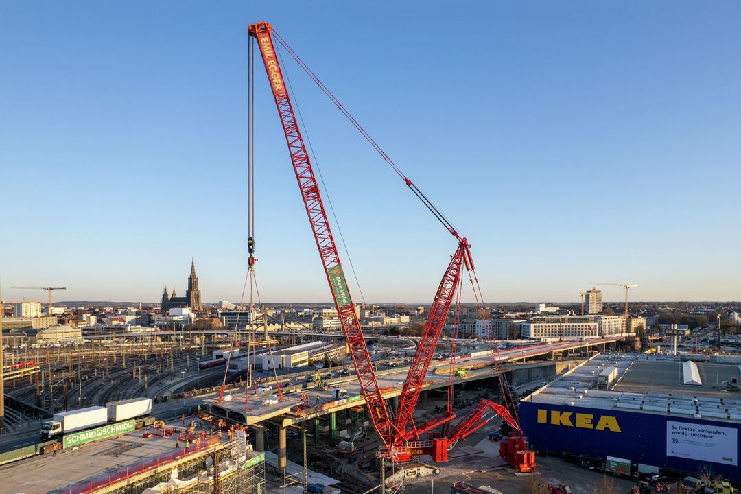 Raupenkran Ein roter Raupenkran LR 11000 von Liebherr im Einsatz auf der Baustelle.