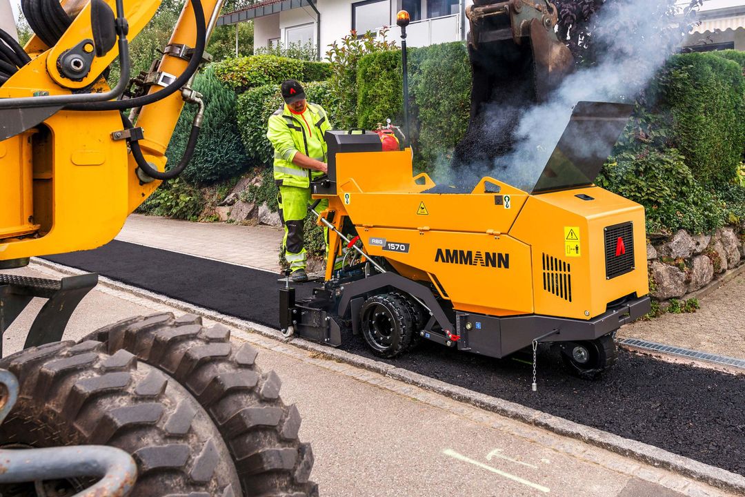 Die neue Ammann Tandemwalze in gelber Lackierung im Einsatz
