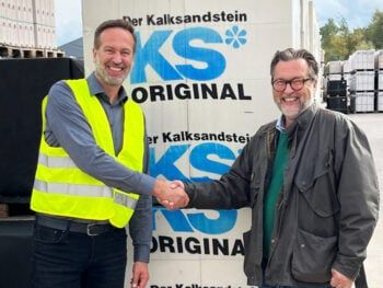 KS-Original, bekannt für seine Gattungsmarke KS*, ist der Markenverbund mittelständischer Kalksandsteinhersteller, die durch umweltbewusste und massive Bausysteme Architektur nachhaltiger und wertbeständiger machen möchten. Kimm GmbH & Co. KG erweitert KS* Markenverbund