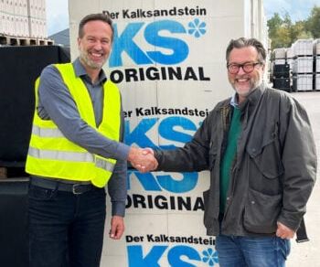 KS-Original, bekannt für seine Gattungsmarke KS*, ist der Markenverbund mittelständischer Kalksandsteinhersteller, die durch umweltbewusste und massive Bausysteme Architektur nachhaltiger und wertbeständiger machen möchten. Kimm GmbH & Co. KG erweitert KS* Markenverbund