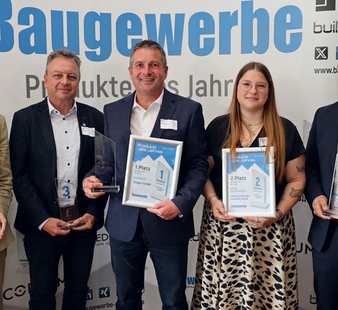 Die Preisträger der Kategorie Bau I Betonbau Die Preisträger der Kategorie Bau I Betonbau lächeln in der Kamera