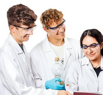 GDCh fördert Studierende: August-Wilhelm-von-Hofmann-Stipendien 2024 ausgeschrieben Studierende in Laborkitteln