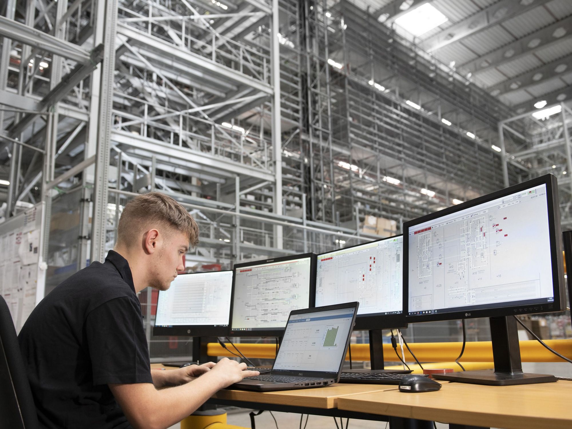 Mittels Standortvernetzung kann Dematic mehr Daten generieren, die dann in eine KI-Lösung in der Cloud fließen. Mittels Standortvernetzung kann Dematic mehr Daten generieren, die dann in eine KI-Lösung in der Cloud fließen. So lassen sich mehr Informationen aus den Leistungskennzahlen und Dashboards ziehen.
