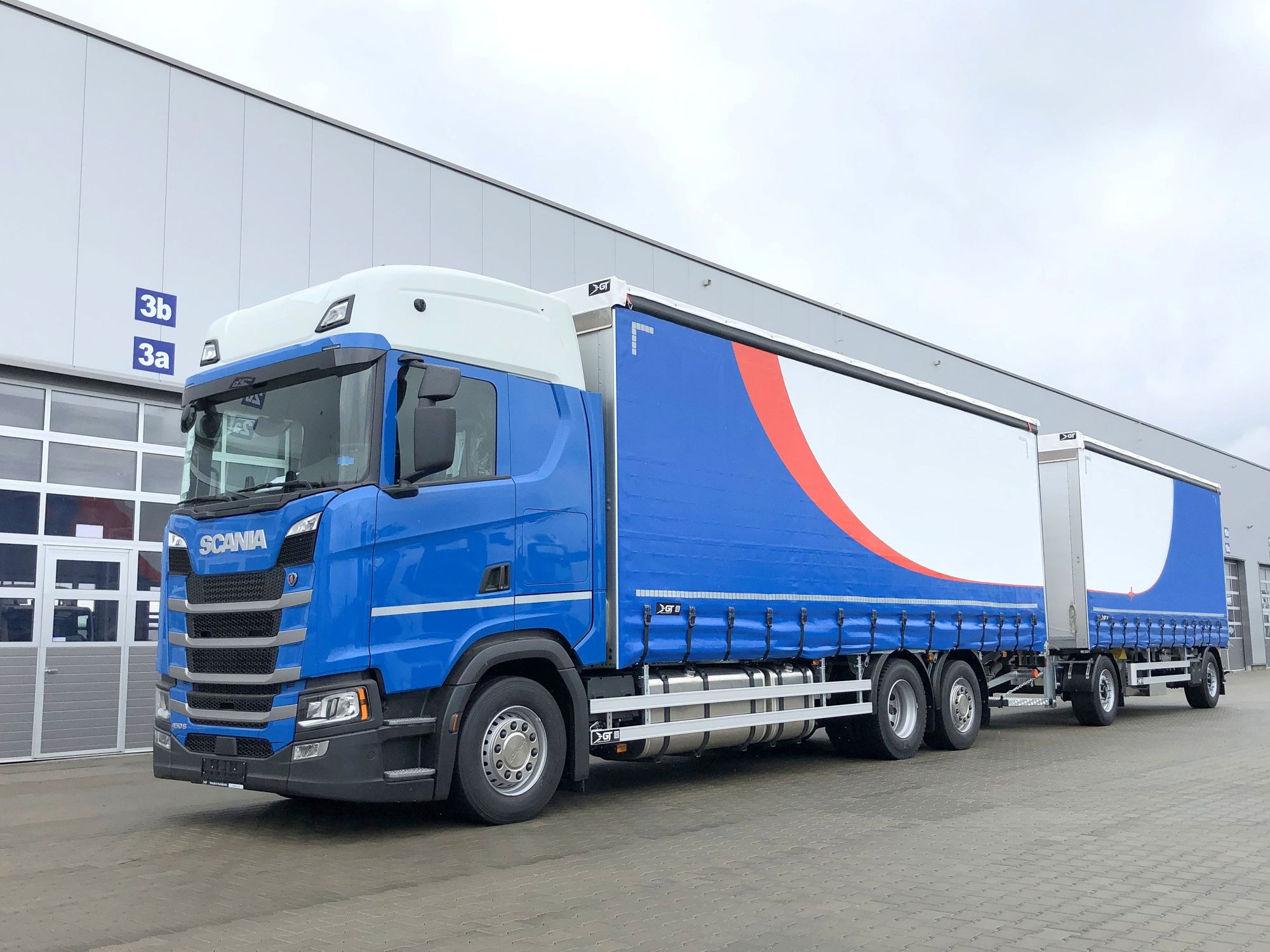 GT Trailers, ein führender Hersteller von Volumen-Aufbauten und Anhängern aus der Region Opole in Polen und die Schmitz Cargobull AG, Europas führender Hersteller von Sattelaufliegern, Anhängern und Aufbauten aus dem Münsterland, haben eine Vereinbarung unterzeichnet, nach der Schmitz Cargobull einen Anteil von 48 Prozent an GT Trailers erwerben wird. GT Trailers und Schmitz Cargobull AG planen strategische Partnerschaft