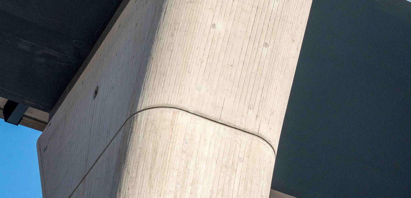 Das Skelett der Brücke bildet ein Stahlverbundhohlkasten, der in vier Intervallen mit einer Verschub-Geschwindigkeit von zehn Metern pro Stunde über die Pfeiler gezogen wurde. Das Skelett der Brücke bildet ein Stahlverbundhohlkasten, der in vier Intervallen mit einer Verschub-Geschwindigkeit von zehn Metern pro Stunde über die Pfeiler gezogen wurde.