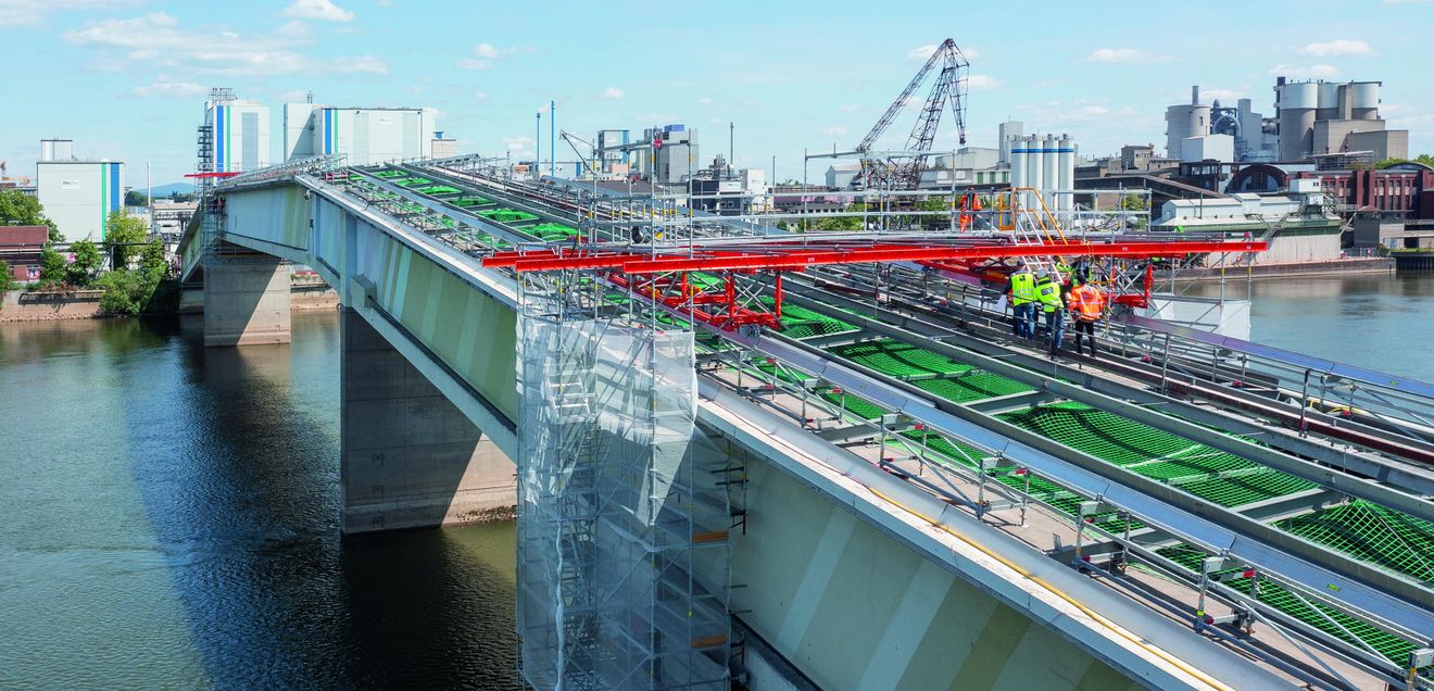Der Blick auf die Brücke und das Gerüst von Peri