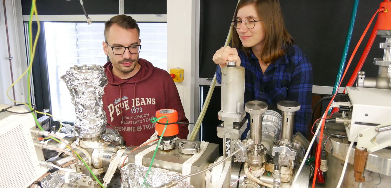 Philipp Meyer und Svenja Jäger im Labor an der Ruhr-Universität Bochum
