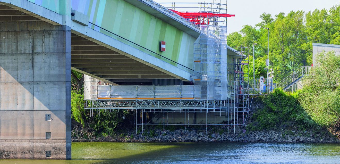 Das Gerüst von Peri an der Seite der Brücke.