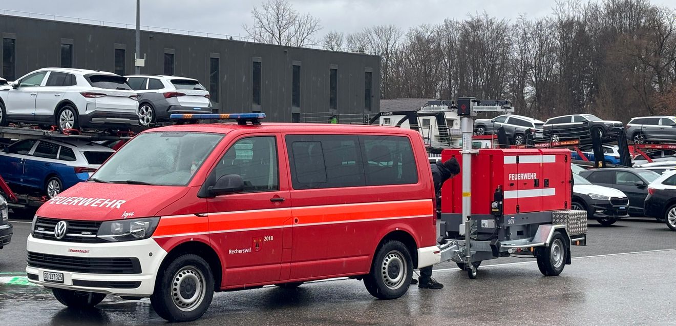 Die Anhängerkupplungen der gängigen Feuerwehrfahrzeuge erlauben nur 75 kg Stützlast, während die Generatoren mit ihren Fahrgestellen im Normalfall auf gut 100 kg kommen. Daher versetzte Atlas Copco die Maschinen auf dem Chassis um einige Zentimeter nach hinten, wodurch die Stützlast nun sogar unter dem erlaubten Wert liegt.