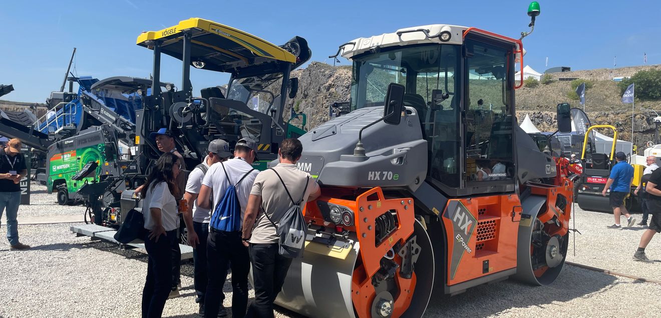 Mit dem Wirtgen Group Produktionssystem für lokal emissionsfreie Baustellen lässt sich neben dem Einhalten der speziell in Städten strengen Emissionsgrenzwerten auch die Profitabilität steigern. Mit dem Wirtgen Group Produktionssystem für lokal emissionsfreie Baustellen lässt sich neben dem Einhalten der speziell in Städten strengen Emissionsgrenzwerten auch die Profitabilität steigern.