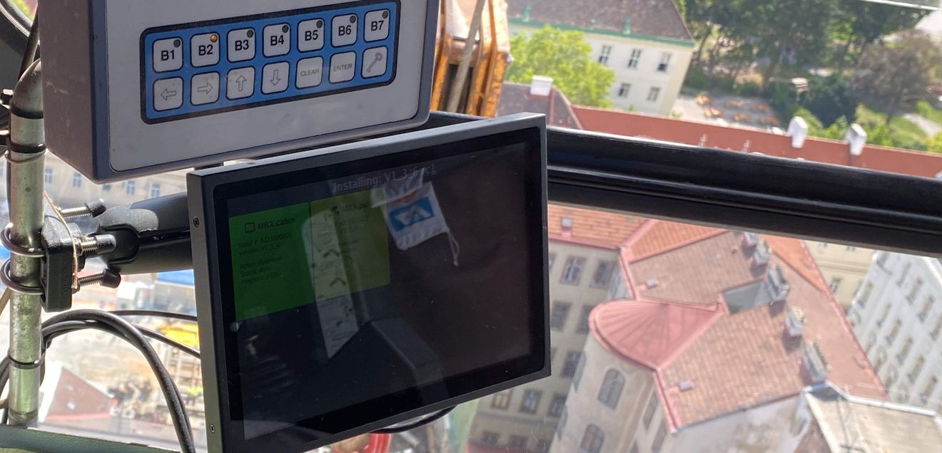 Die Echtzeit-Videodaten direkt in der Kabine erlauben es dem Kranführer, Entscheidungen schnell und fundiert zu treffen. Die Echtzeit-Videodaten direkt in der Kabine erlauben es dem Kranführer, Entscheidungen schnell und fundiert zu treffen.