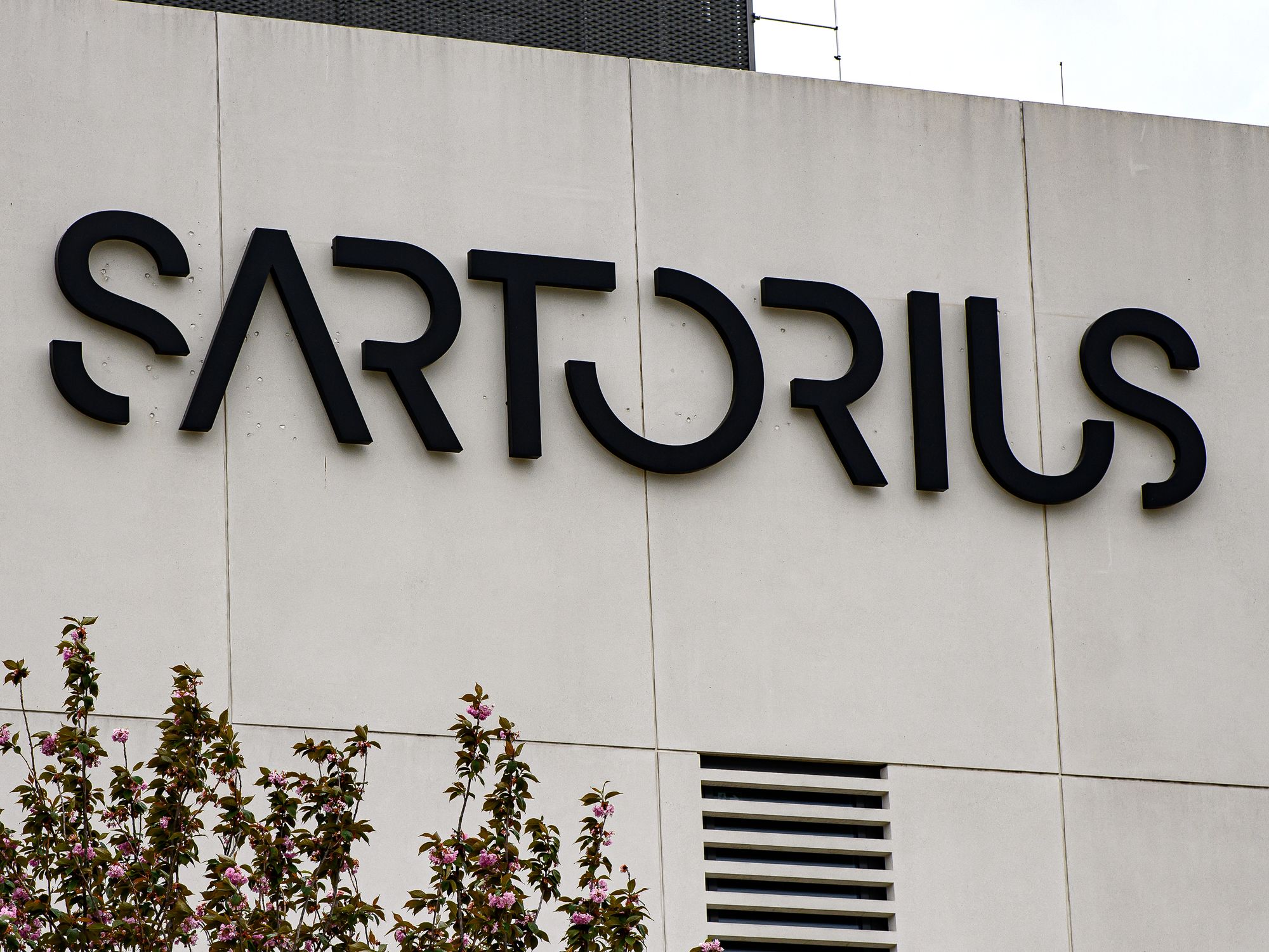 Sartorius AG Jahreshauptversammlung 2025 Sartorius Hauptversammlung 2025: Der Schriftzug der Sartorius AG ist an einem Gebäude zu sehen.