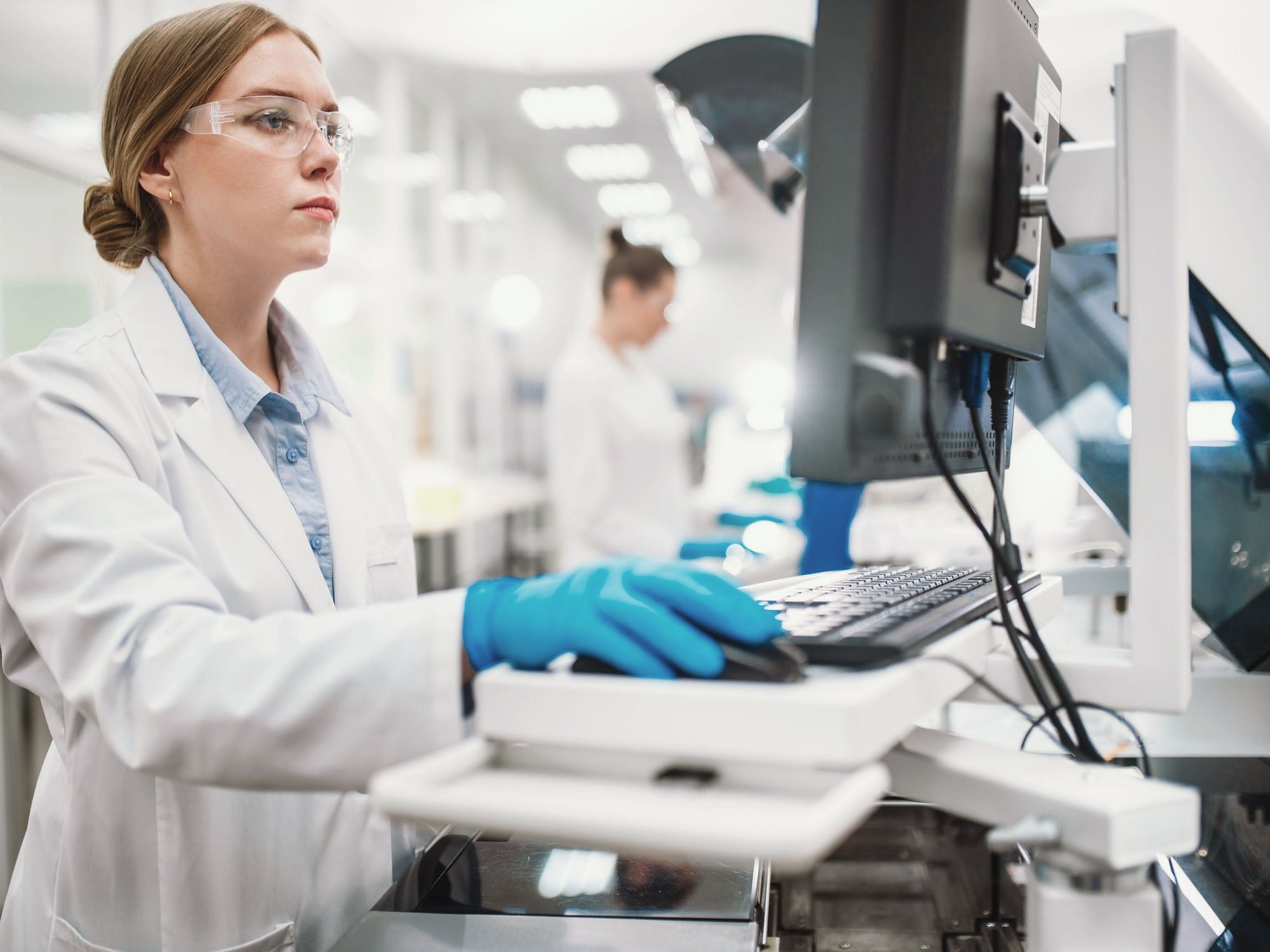 Mitarbeiterin im Labor Mitarbeiterin im Labor