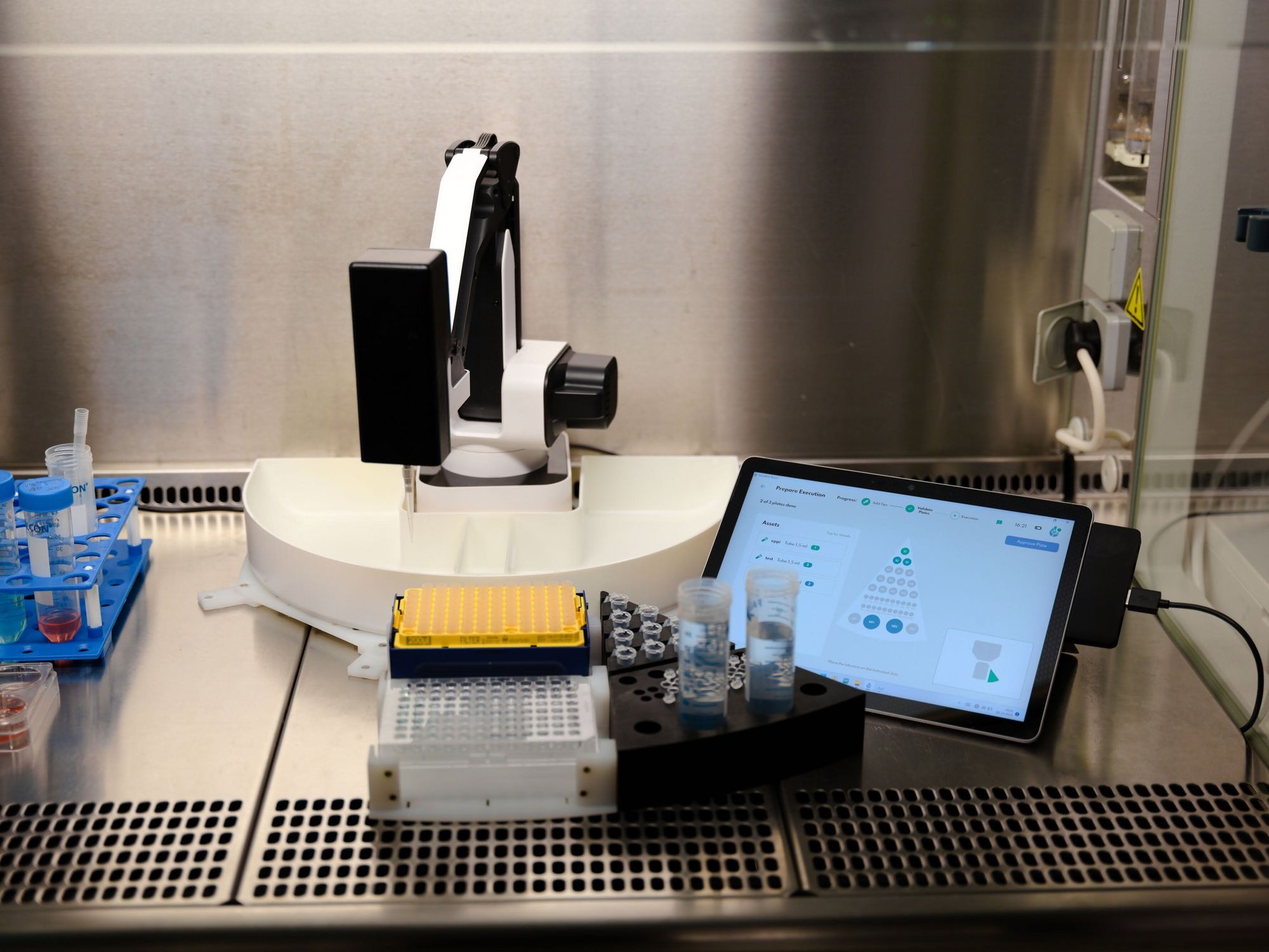 Produkt des Jahres 2024 in der Kategorie Laborautomation: Pipettierroboter für Forschungslabore Pipettierroboter goodBot mit Bildschirm in Laborwerkbank