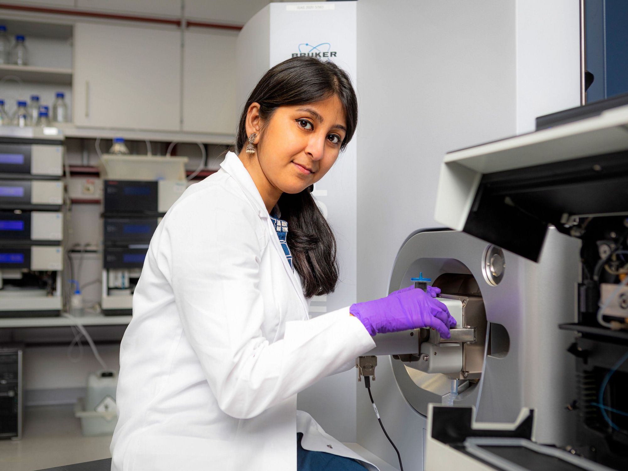 Susmita Ghosh nutzt das Massenspektrometer zur Analyse von Neutrophilen Granulozyten. Wissenschaftlerin Susmita Ghosh am Massenspektrometer