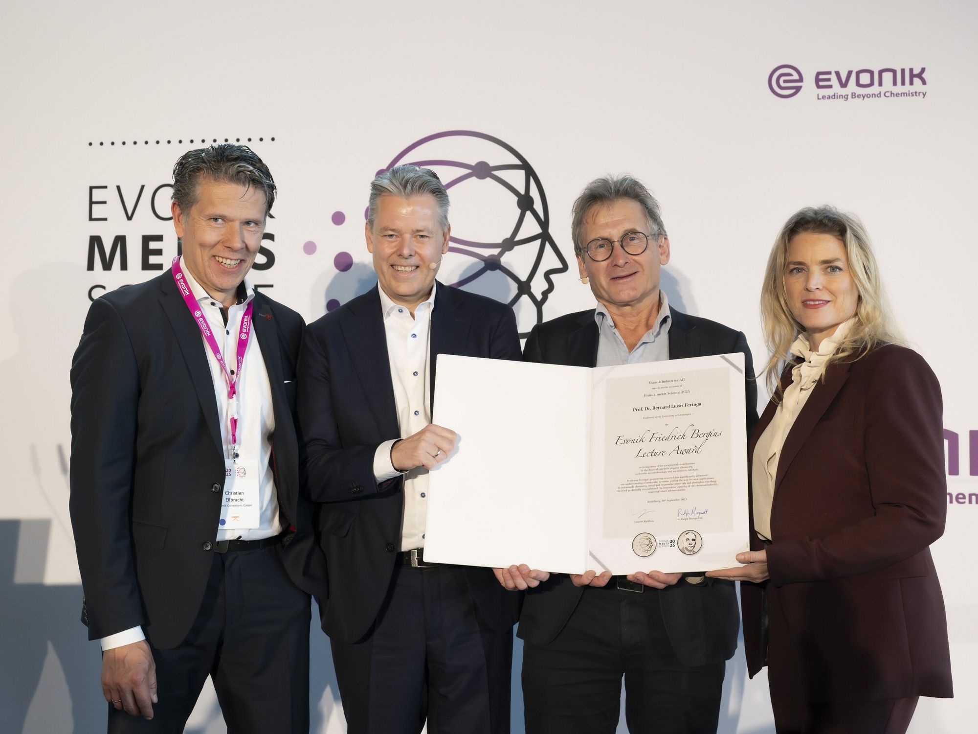 Evonik Friedrich Bergius Lecture Award ging an Bernard Feringa Übergabe der Urkunde zum Friedrich Bergius Lecture Award. Von links: Christian Eilbracht, Evonik; Ralph Marquardt, Evonik; Preisträger Prof. Dr. Bernard Lucas Feringa; Lauren Kjeldsen, Evonik.