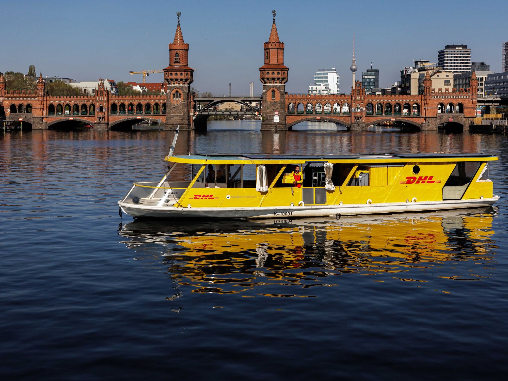 Logistikdienstleister: Zwei Solarschiffe auf der Spree
