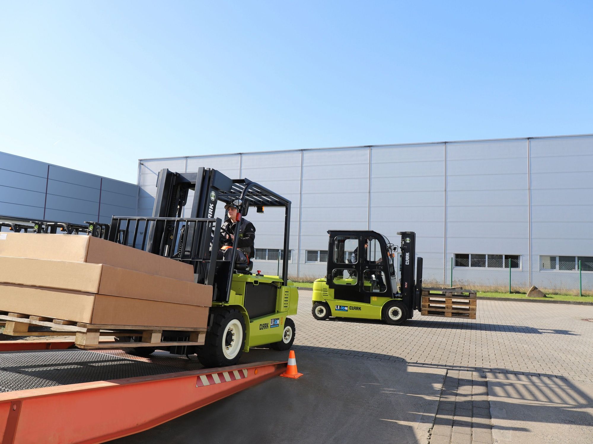 Four-wheel electric forklift