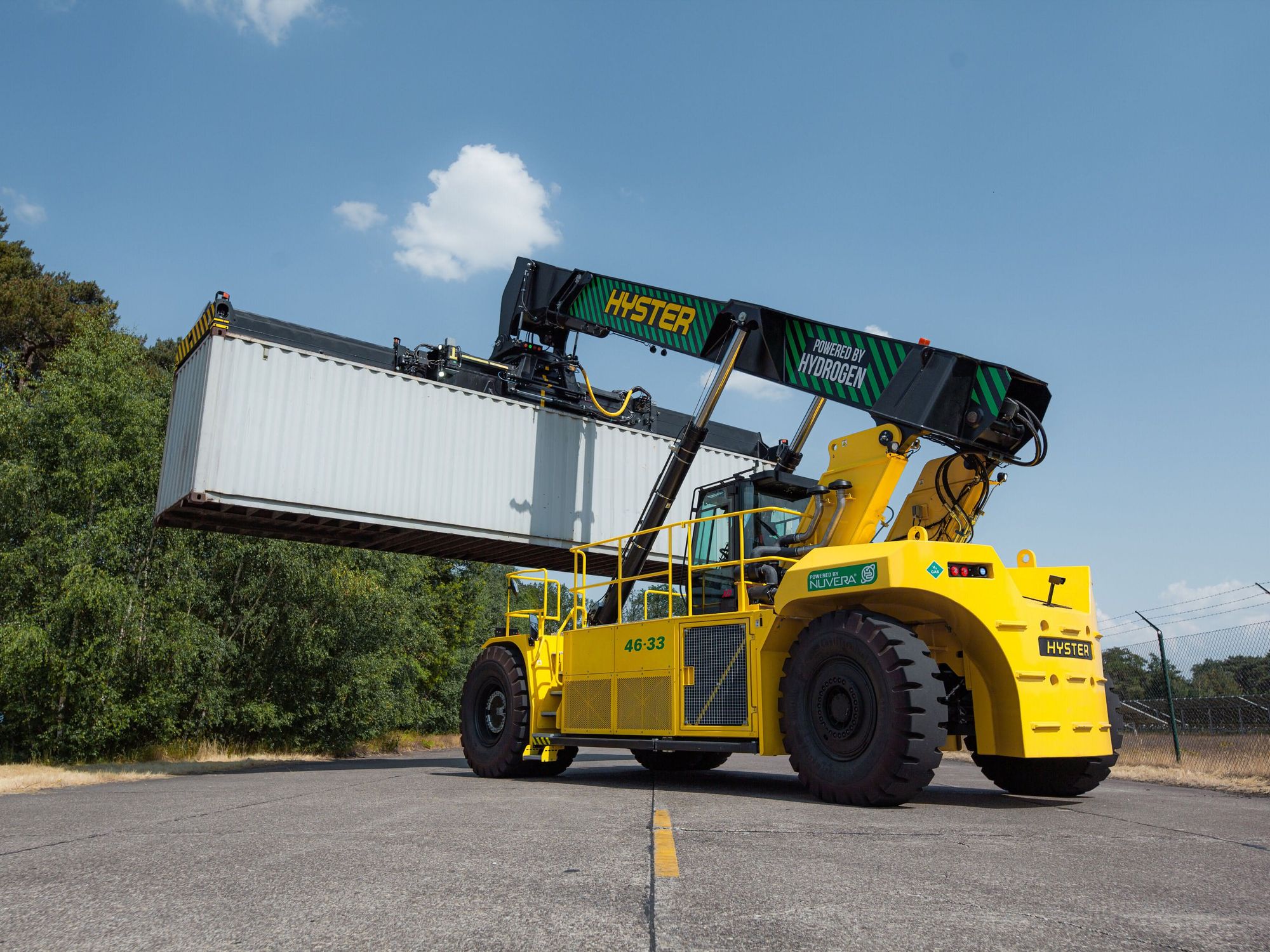 Reach-Stacker mit Wasserstoff-Brennstoffzelle Reach-Stacker mit Wasserstoff-Brennstoffzelle