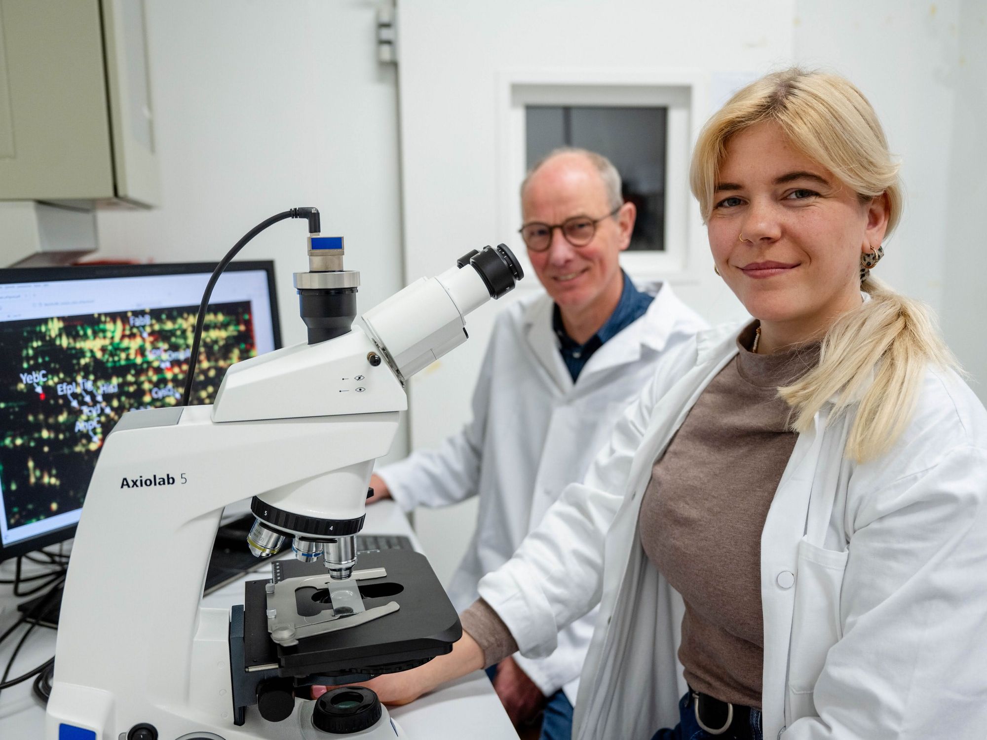 Dr. Anna-Maria Möller, Erstautorin der aktuellen Publikation, und Prof. Dr. Franz Narberhaus (links) forschen zur Wirkungsweise von antibiotischen Wirkstoffen. Dr. Anna-Maria Möller und Prof. Dr. Franz Narberhaus