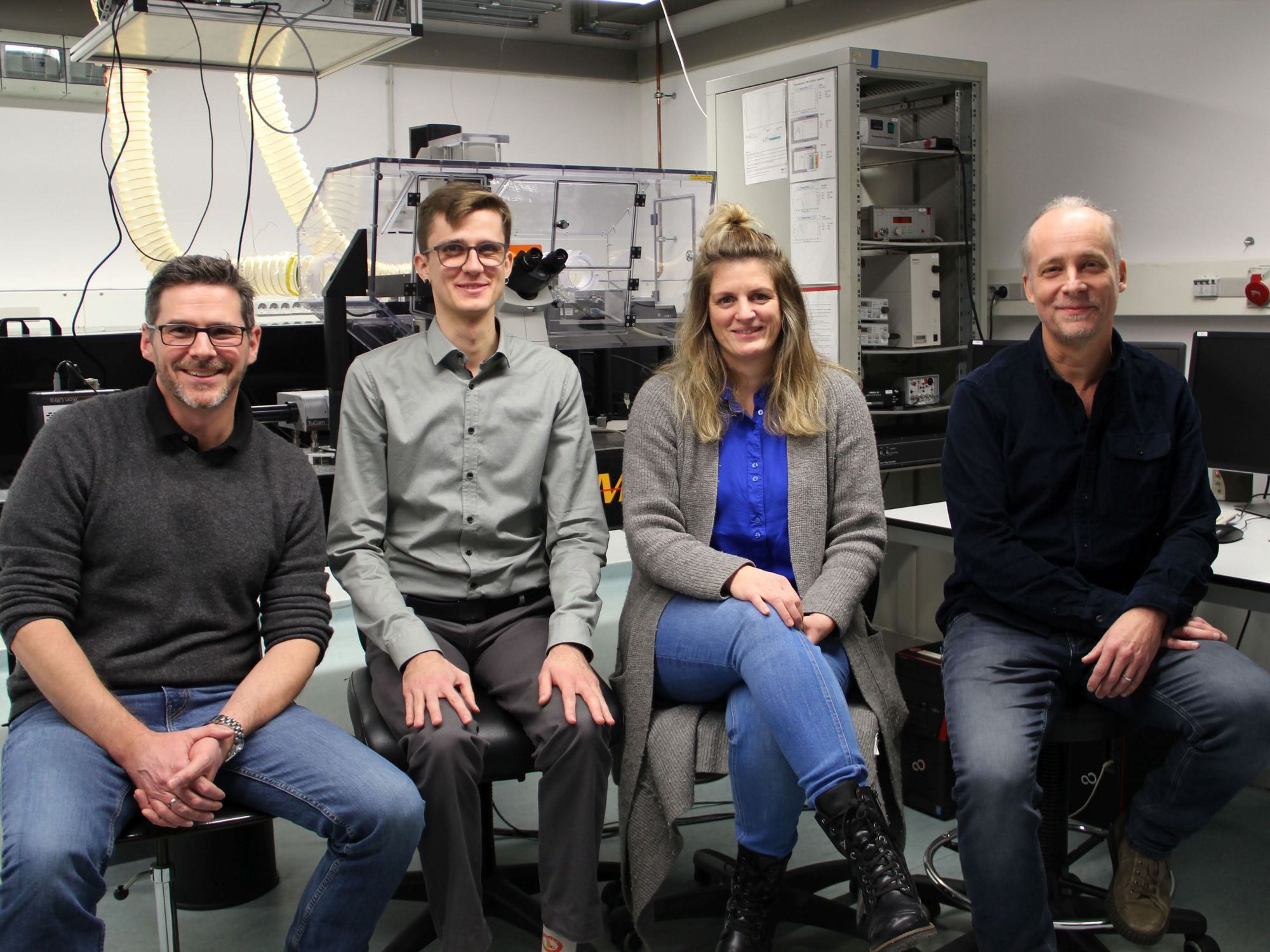 Forscher der Universität Bayreuth Prof. Dr. Holger Kress, Simon Wieland, Anja Ramsperger und Prof. Dr. Christian Laforsch im Forschungslabor