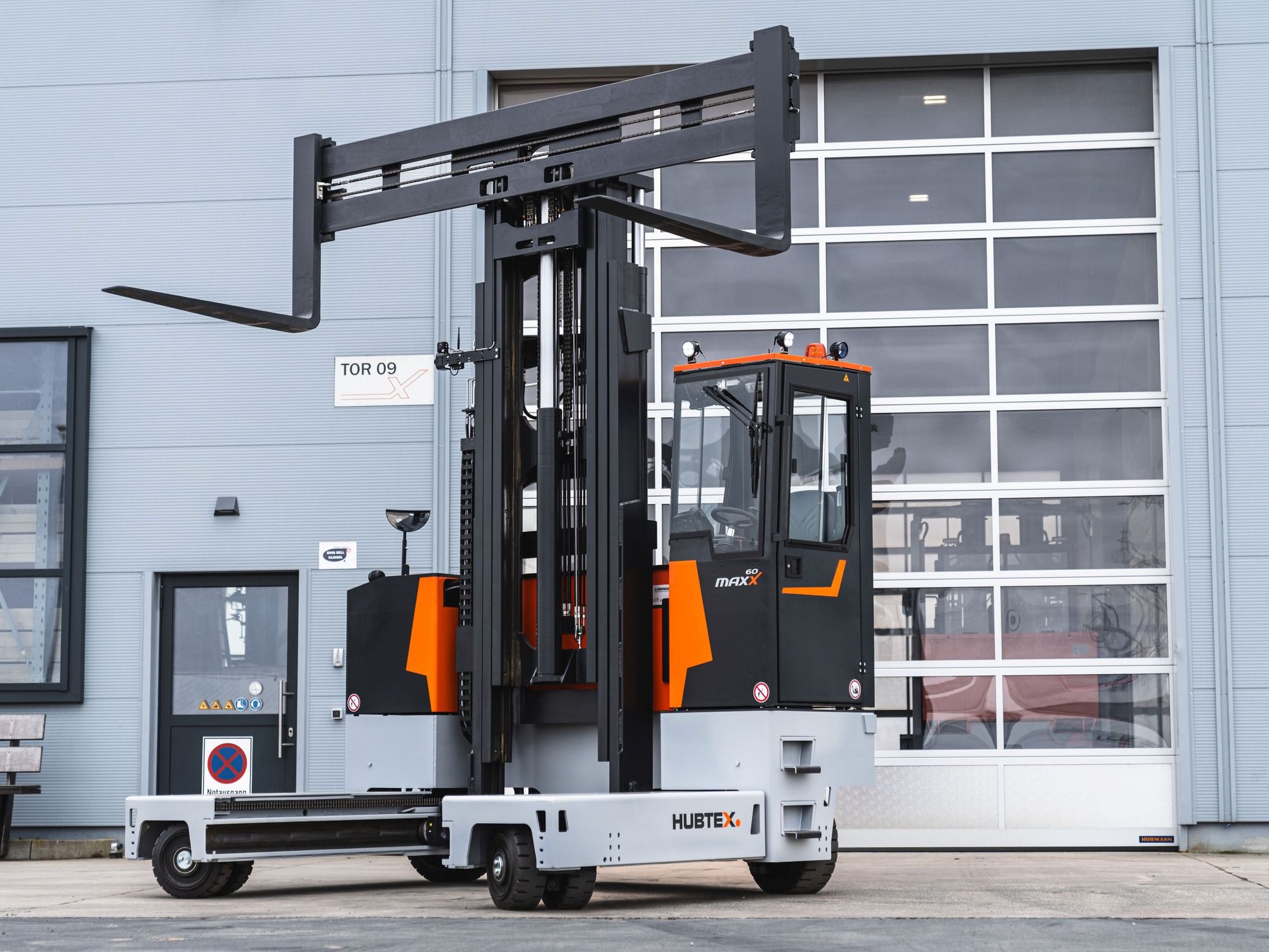 Electric multidirectional sideloader: Moving long goods inside and outside Electric multidirectional sideloader: Moving long goods inside and outside
