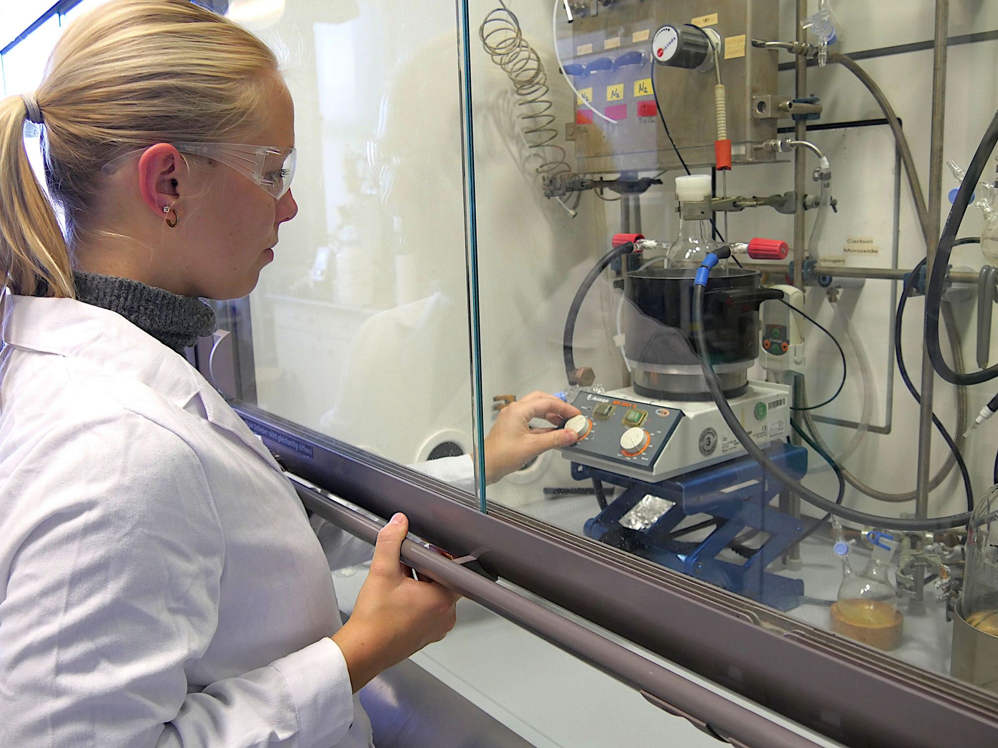 Bei der Synthese eines Kunststoffs im Labor. Mitarbeiterin im Labor bei der Synthese eines Kunststoffs.