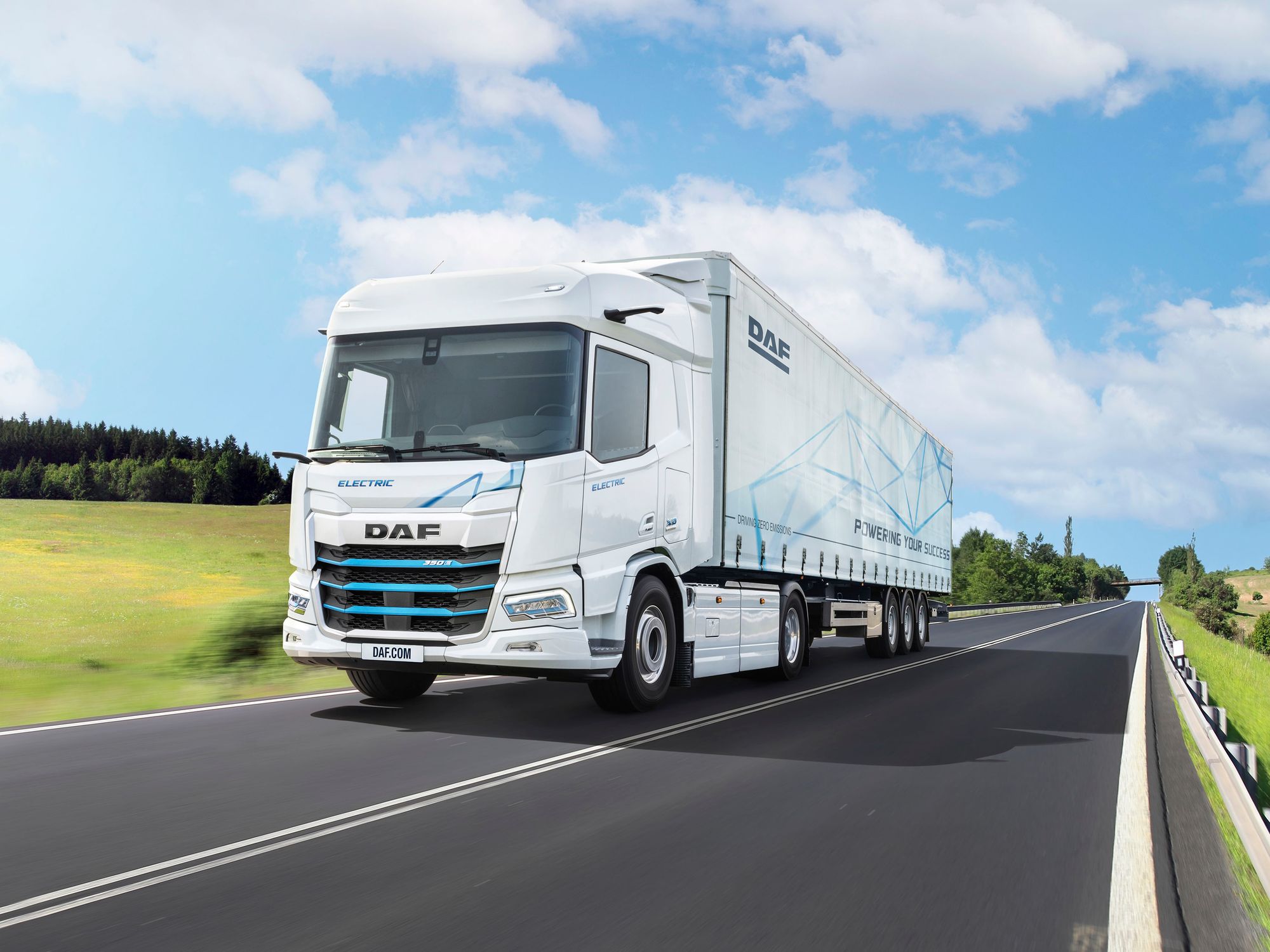 DAF Trucks und TotalEnergies - Dekarbonisierung des Straßentransports Ein DAF XD Electric im Einsatz auf der Straße