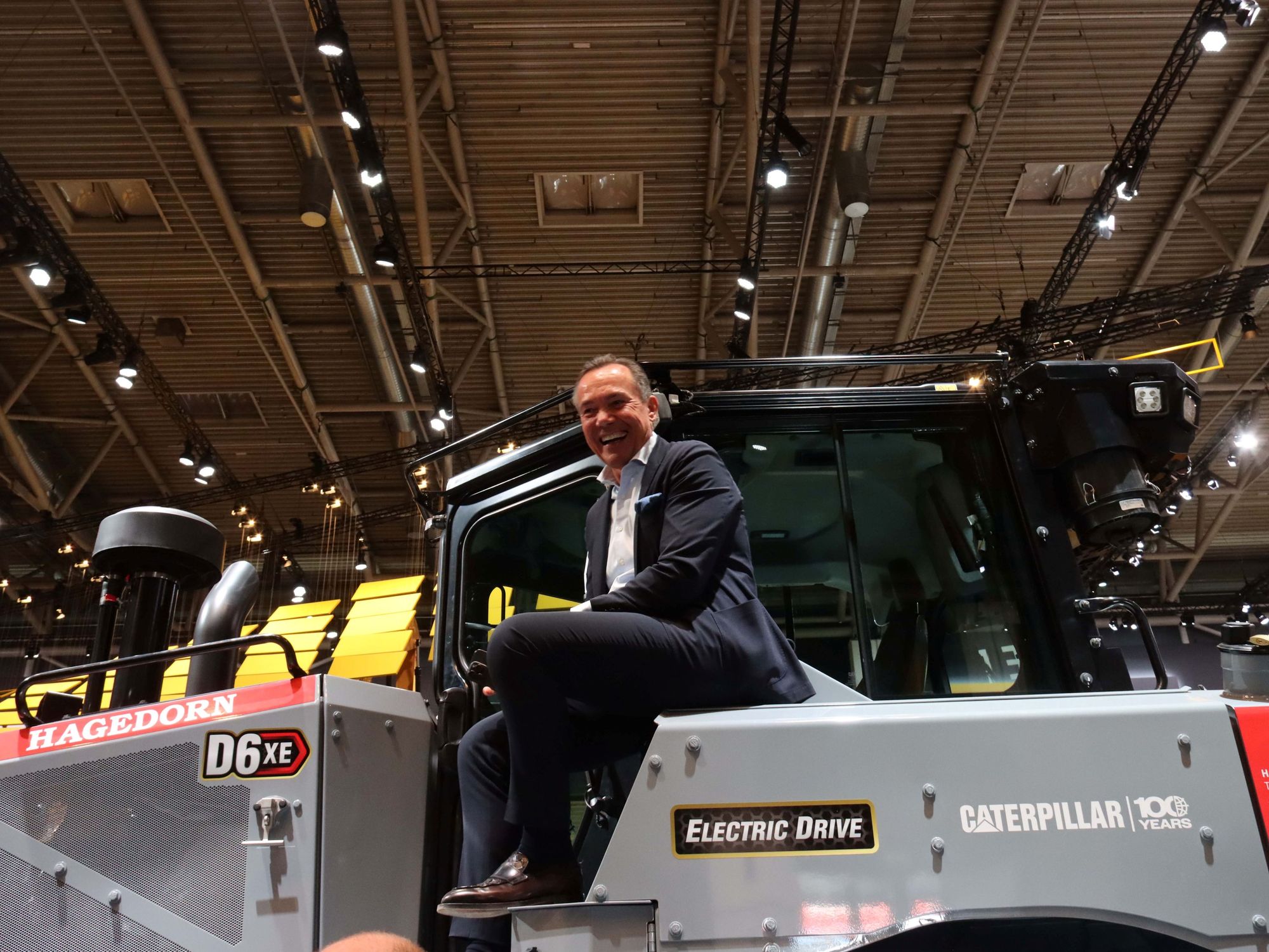 Man muss sich nur in die Kabine setzen. Dann sieht man, dass der Fahrer-komfort typisch Caterpillar-like auf das Maximum ausgelegt ist“, so Thomas Hagedorn. Fotos (2): Zeppe-lin/Michael Namberger
