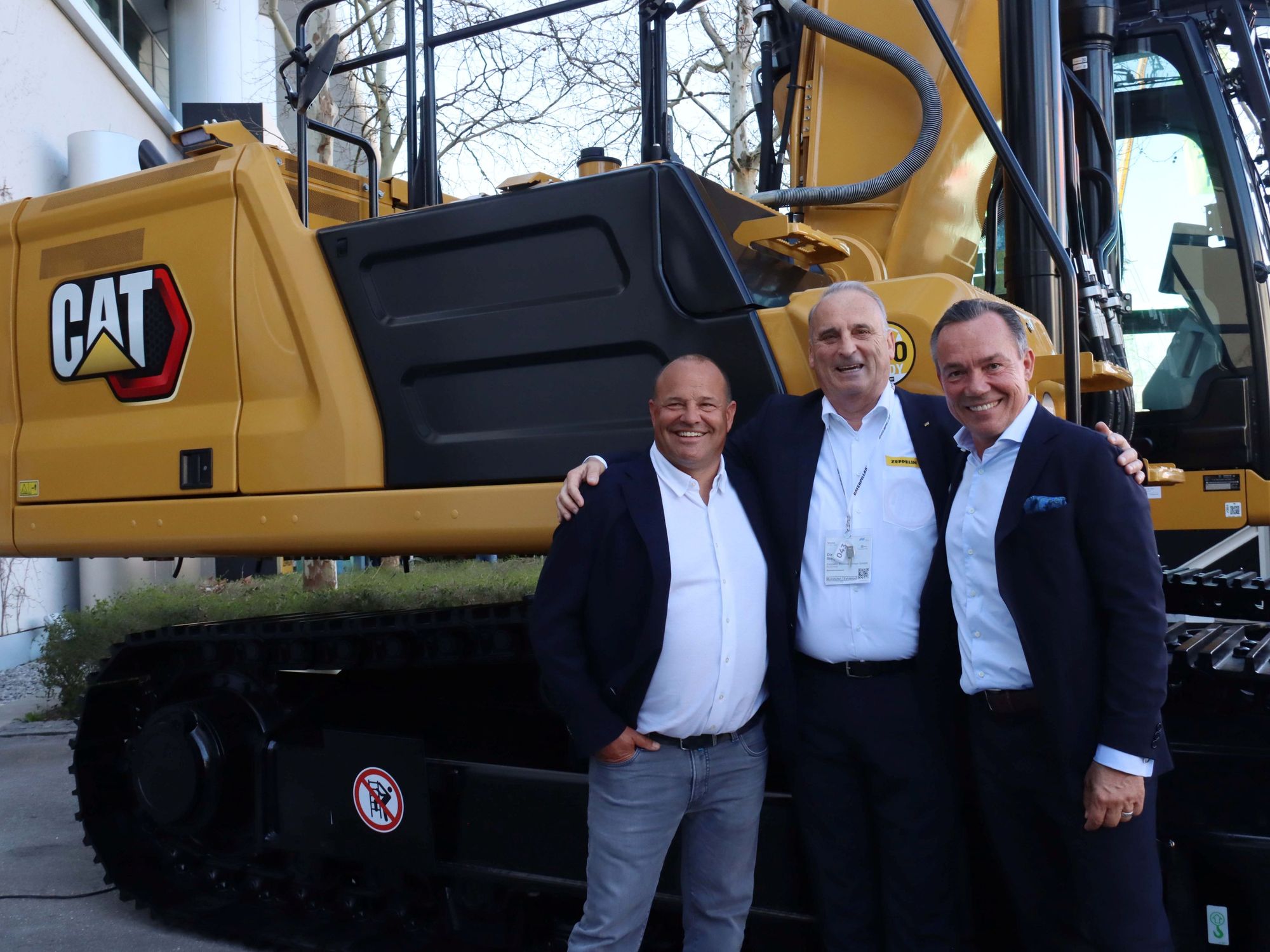 Hinzu kamen auch noch zwei Cat Kettenbagger 330, die Thomas Hagedorn (rechts), Grün-der und geschäftsführender Gesellschafter der Hagedorn Unternehmensgruppe, und Marc Maaßen (links), Geschäftsführer, bei Dietmar Steiger (Mitte), Zeppelin Gebietsverkaufsleiter, erworben haben. Hinzu kamen auch noch zwei Cat Kettenbagger 330, die Thomas Hagedorn (rechts), Grün-der und geschäftsführender Gesellschafter der Hagedorn Unternehmensgruppe, und Marc Maaßen (links), Geschäftsführer, bei Dietmar Steiger (Mitte), Zeppelin Gebietsverkaufsleiter, erworben haben.